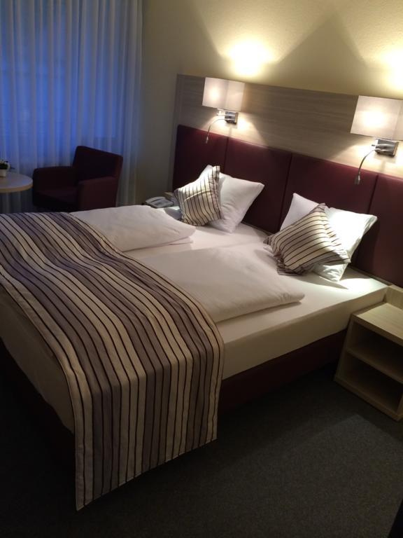 Stadthotel באד פאלינגבוסטל חדר תמונה